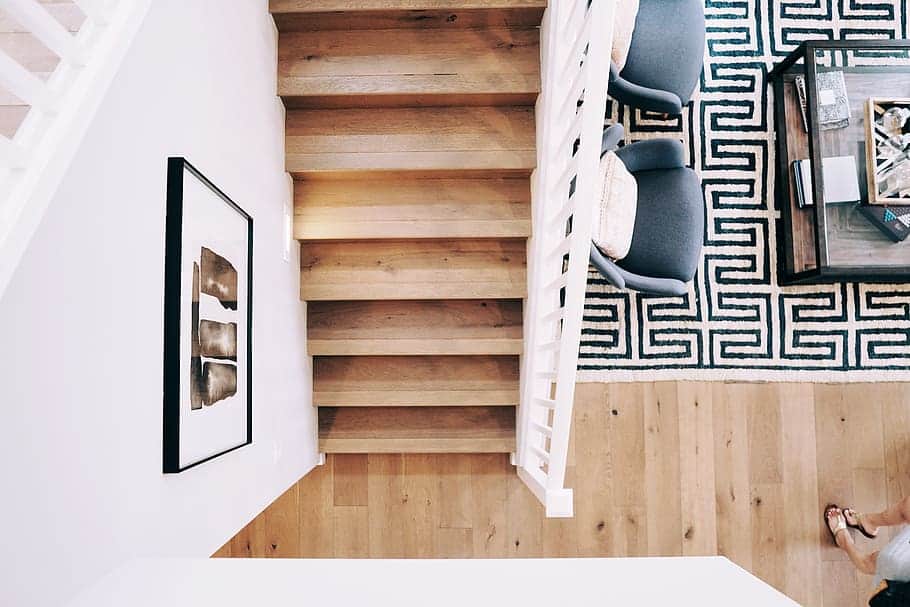 decorar el descansillo de una escalera con estilo